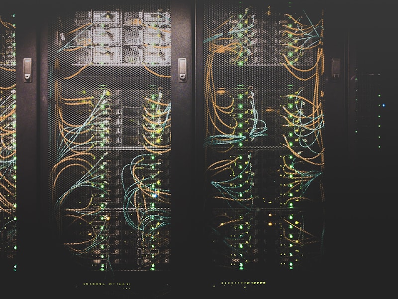 Structured network cabling in a communications rack